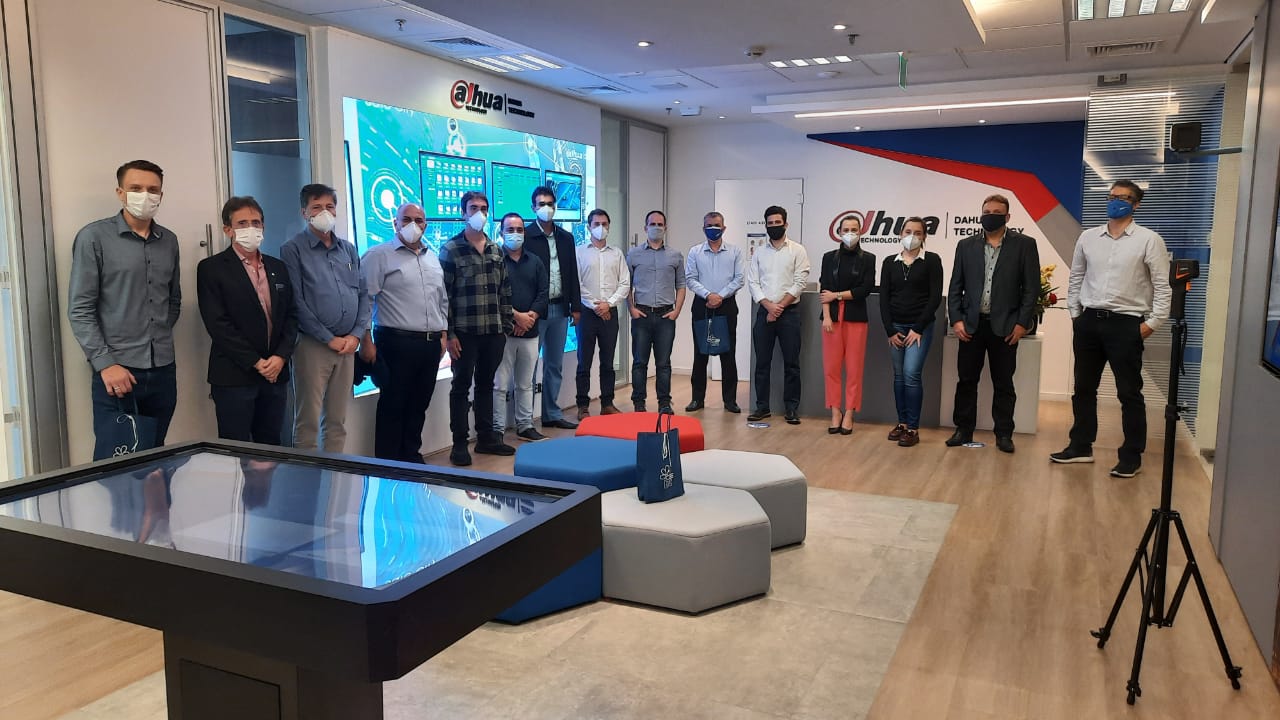 Leia mais sobre o artigo Multinacional do ramo de tecnologia recebe equipe da Cidade da Saúde e do Saber